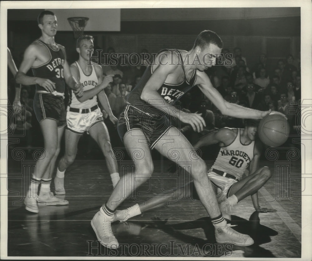 1954 Press Photo As Marquette&#39;s Terry Rand hits floor, Detroit takes possession.- Historic Images