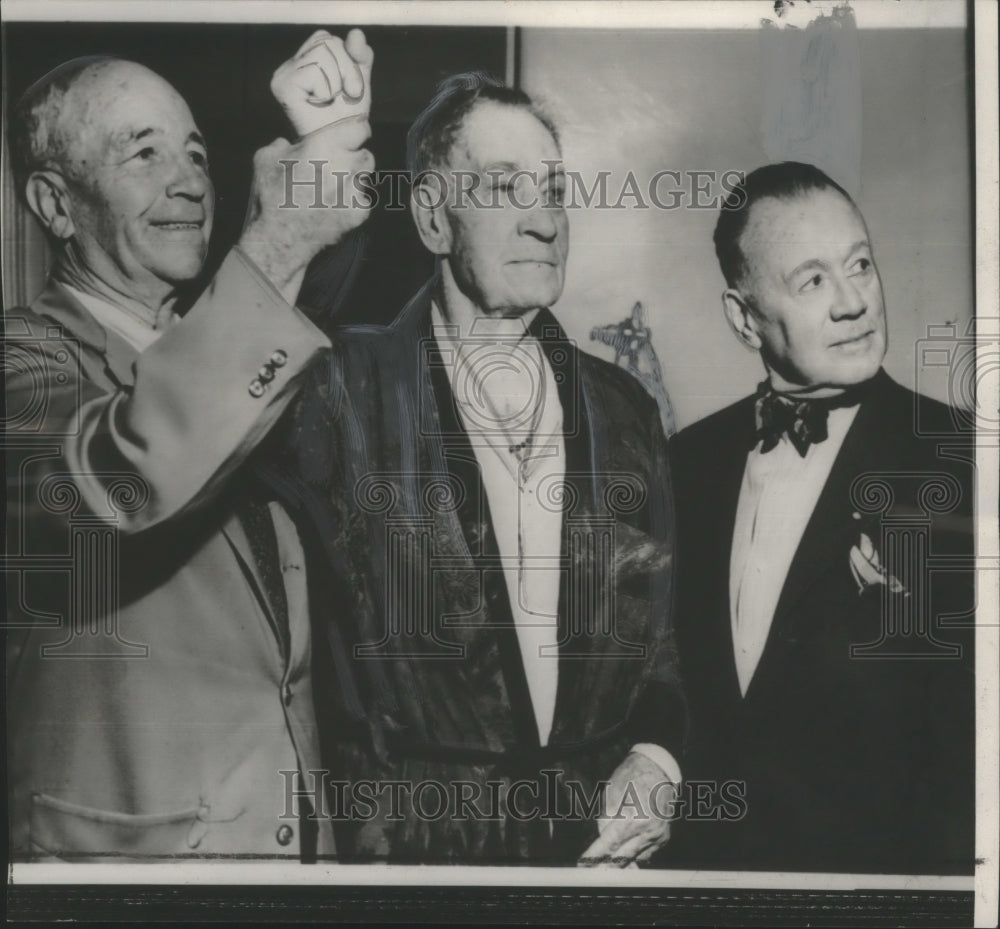 1952 Press Photo Recovering Tom Sharkey with friends at San Francisco hospital.- Historic Images