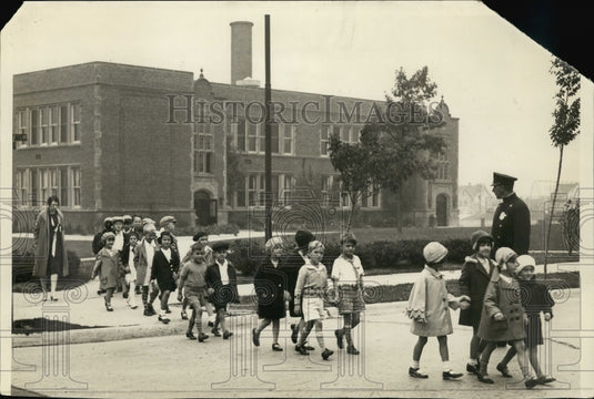 1930 Press Photo Officer Jones and children of Lake Bluff school at crossing.- Historic Images