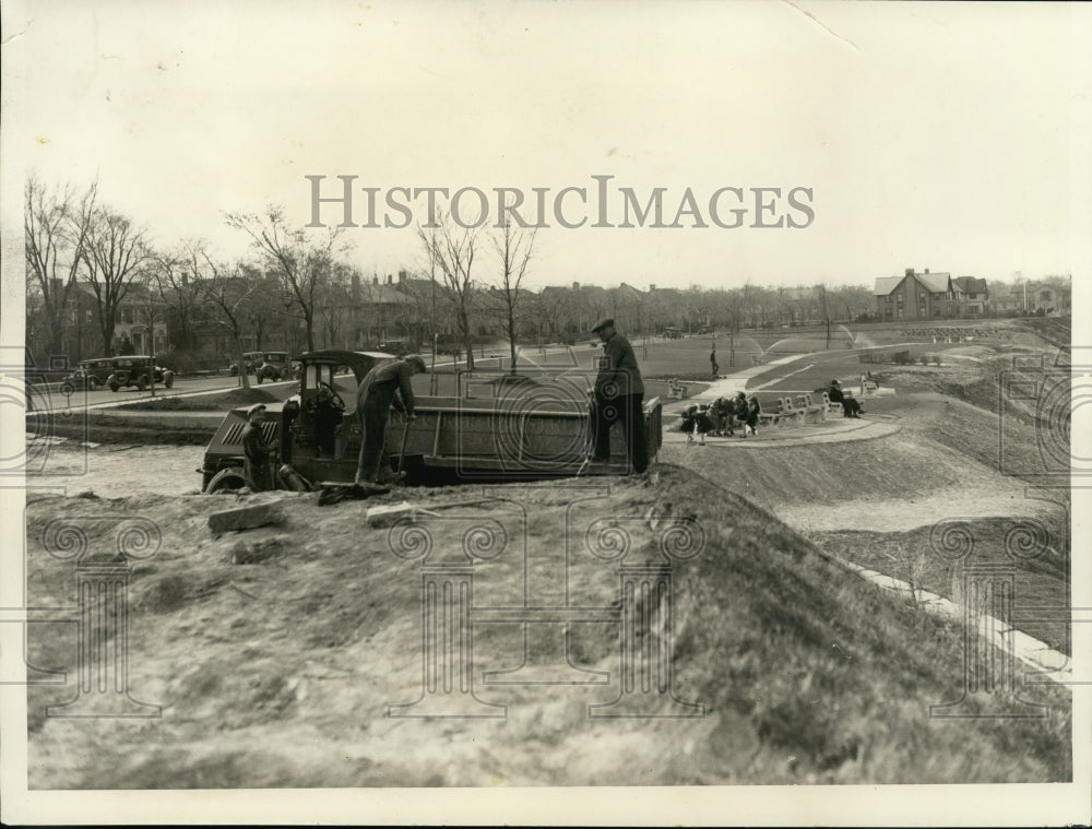 1931 Press Photo South end at Shorewood park men are doing grading work by hand.- Historic Images