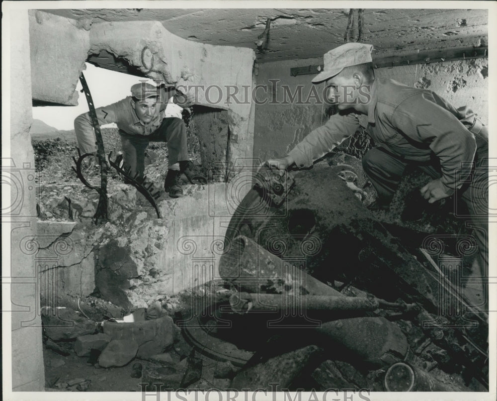 1956 Press Photo On the Island of Iwo Jima, U. S. solders examine a Japanese gun- Historic Images