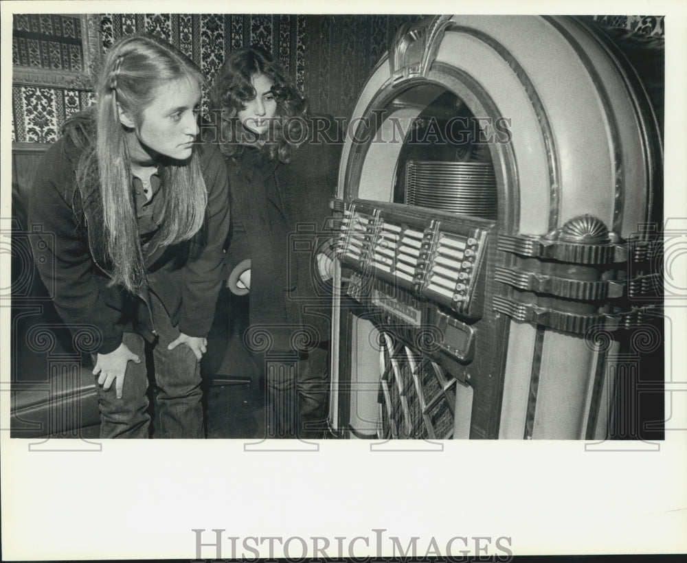 1980 Press Photo Two customers checked out the jukebox at the Chocolate Factory.- Historic Images