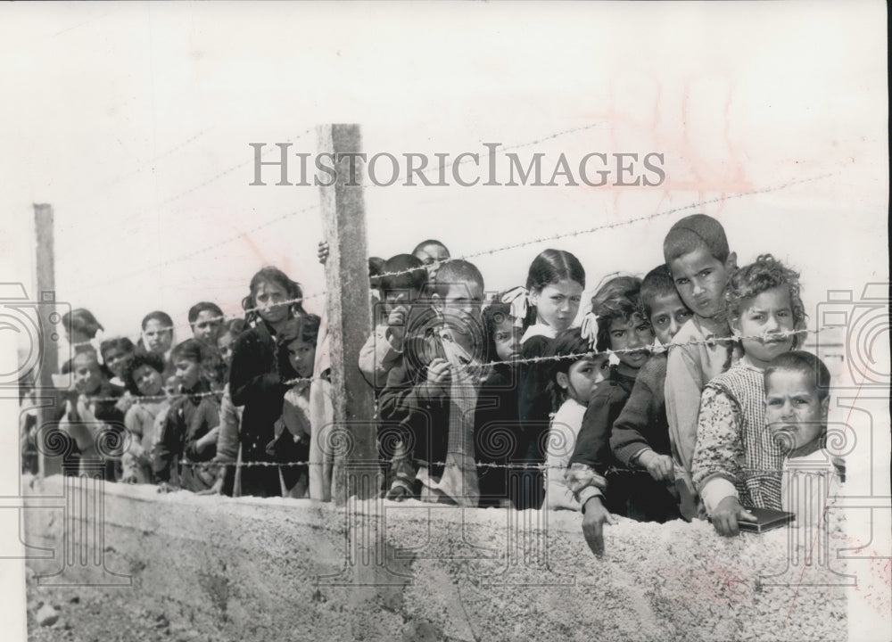 1956 Press Photo Arab refugees waited for food at a camp near Amman, Jordan.- Historic Images