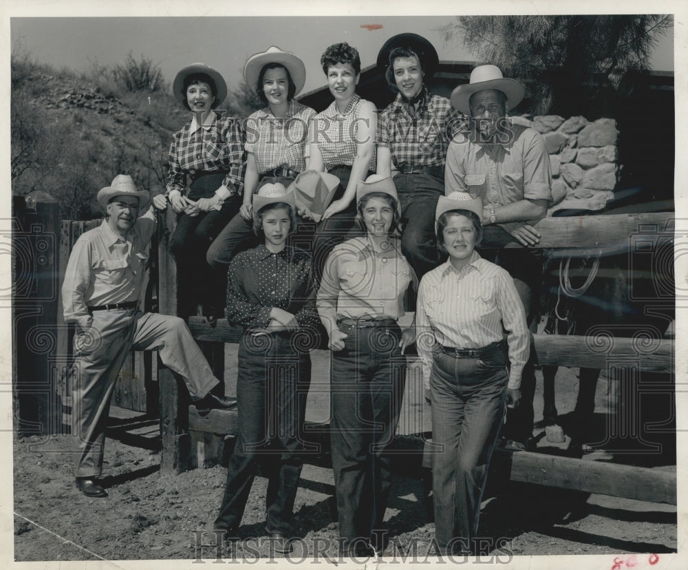 1952 Press Photo Milwaukeeans enjoyed a holiday at Kenyon Ranch in Arizona.- Historic Images