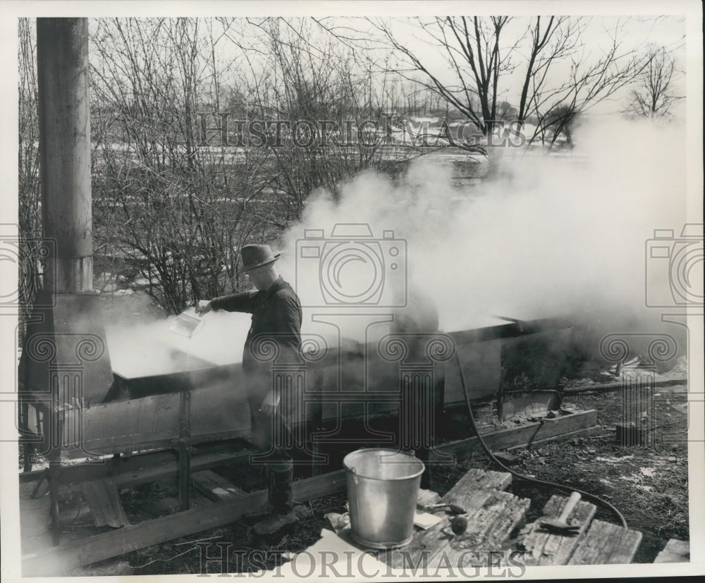 1947 Press Photo Boiling maple sap in an outdoor evaporator. - mjx47958- Historic Images