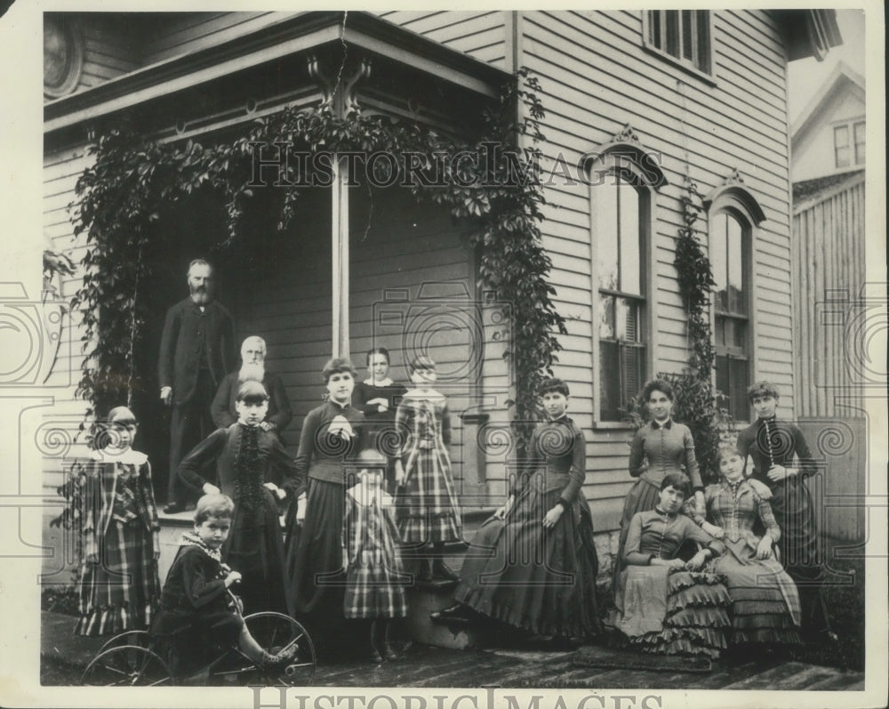 1936 Press Photo Family of Ferdinand Eissfeld taken at their home in late 1800&#39;s- Historic Images