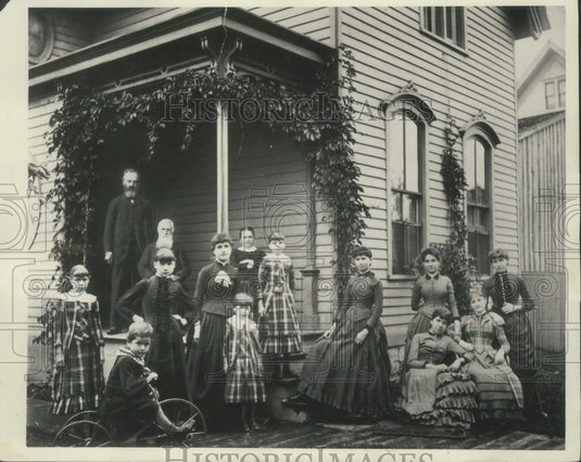 1936 Press Photo Family of Ferdinand Eissfeld taken at their home in late 1800's- Historic Images