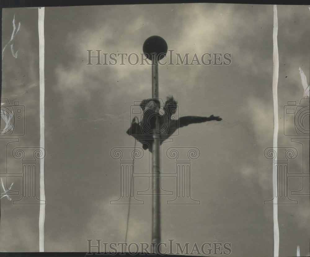 1927 Press Photo A steeple-jack replaces a rope on a flag pole in Milwaukee.- Historic Images