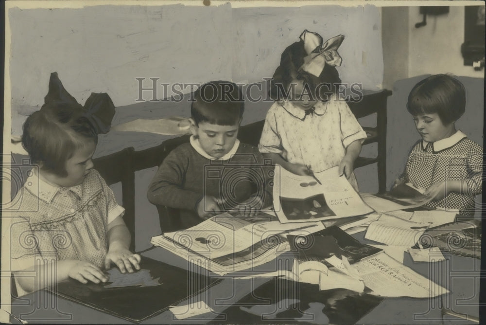 1929 Press Photo Children at Shorewood, Wisconsin Kindergarten Class Make Books- Historic Images