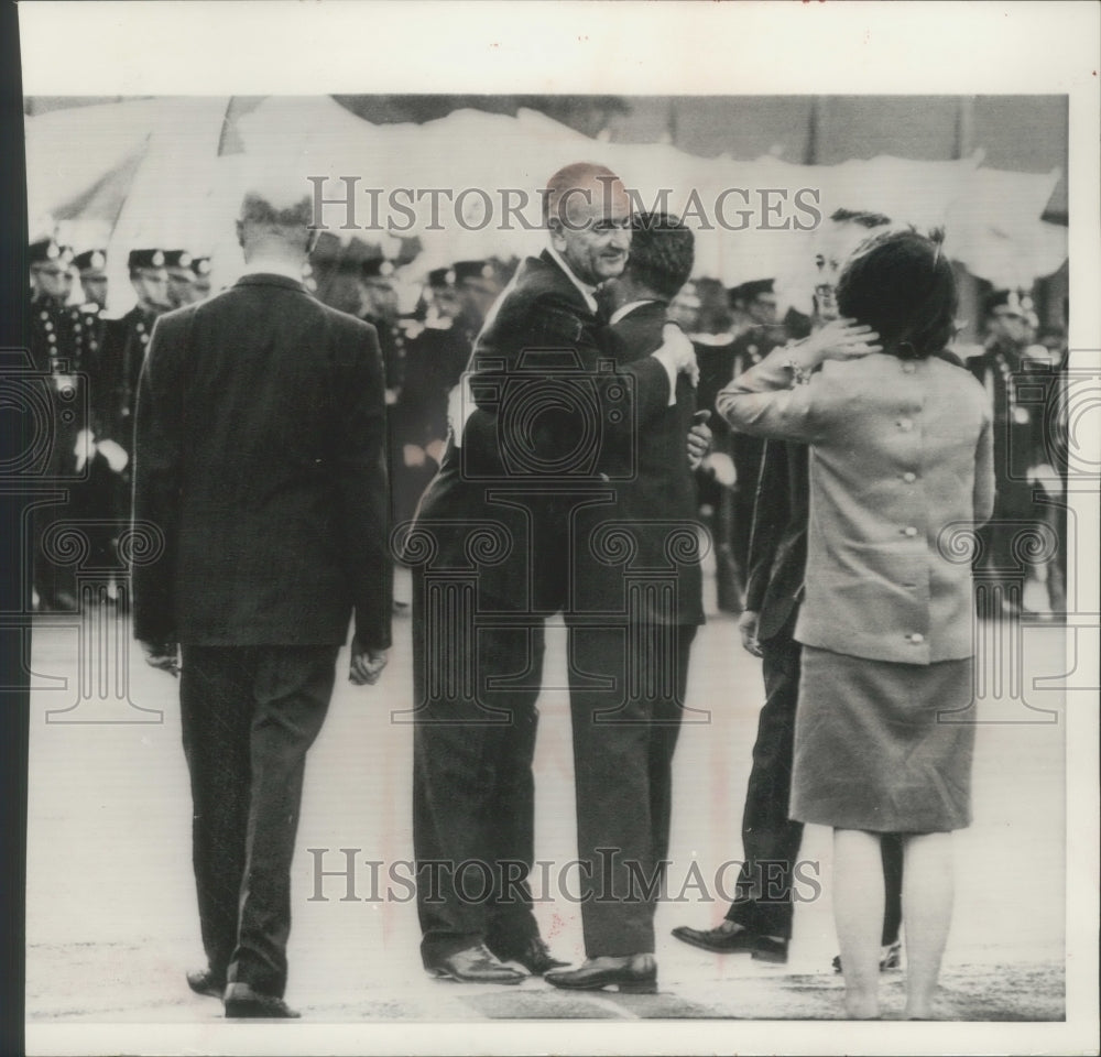 1966 Press Photo President Johnson embraced Mexico&#39;s President Diaz Ordaz.- Historic Images