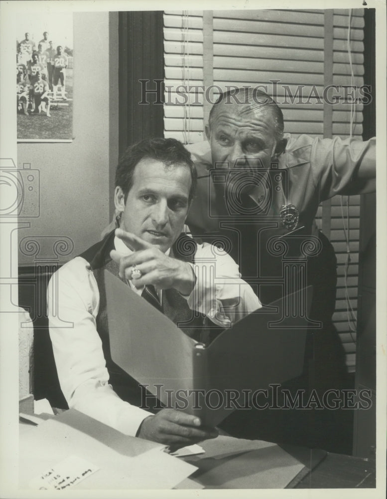 1982 Press Photo Daniel J. Travanti and Michael Conrad on &quot;Hill Street Blues&quot;- Historic Images