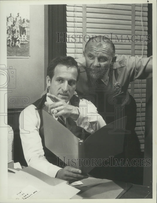 1982 Press Photo Daniel J. Travanti and Michael Conrad on "Hill Street Blues"- Historic Images