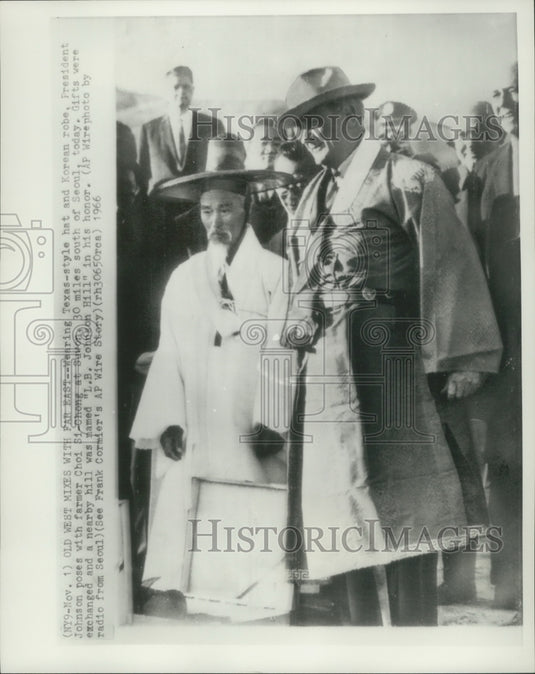 1966 Press Photo President Johnson poses with Choi Si-Chong near Seoul, Korea.- Historic Images