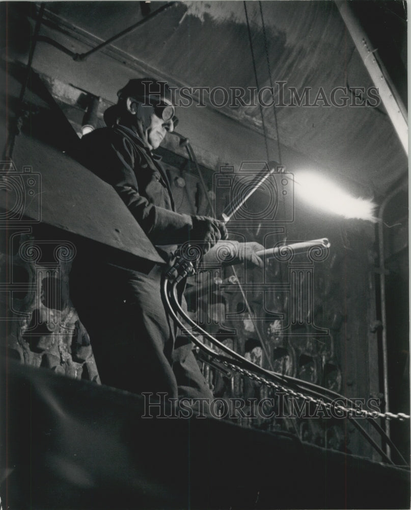 1954 Press Photo Boilermaker James Raddiwig Repairs Boiler, Milwaukee, Wisconsin- Historic Images