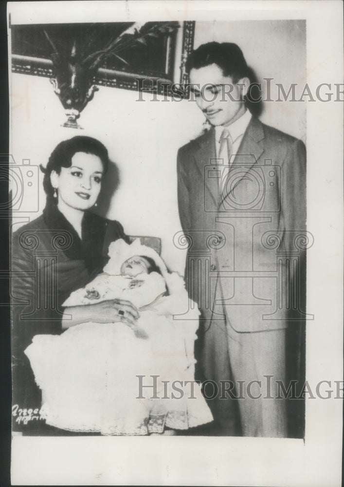 1966 Press Photo King Hussein and Queen Dina of Jordan with Princess Alyioa- Historic Images