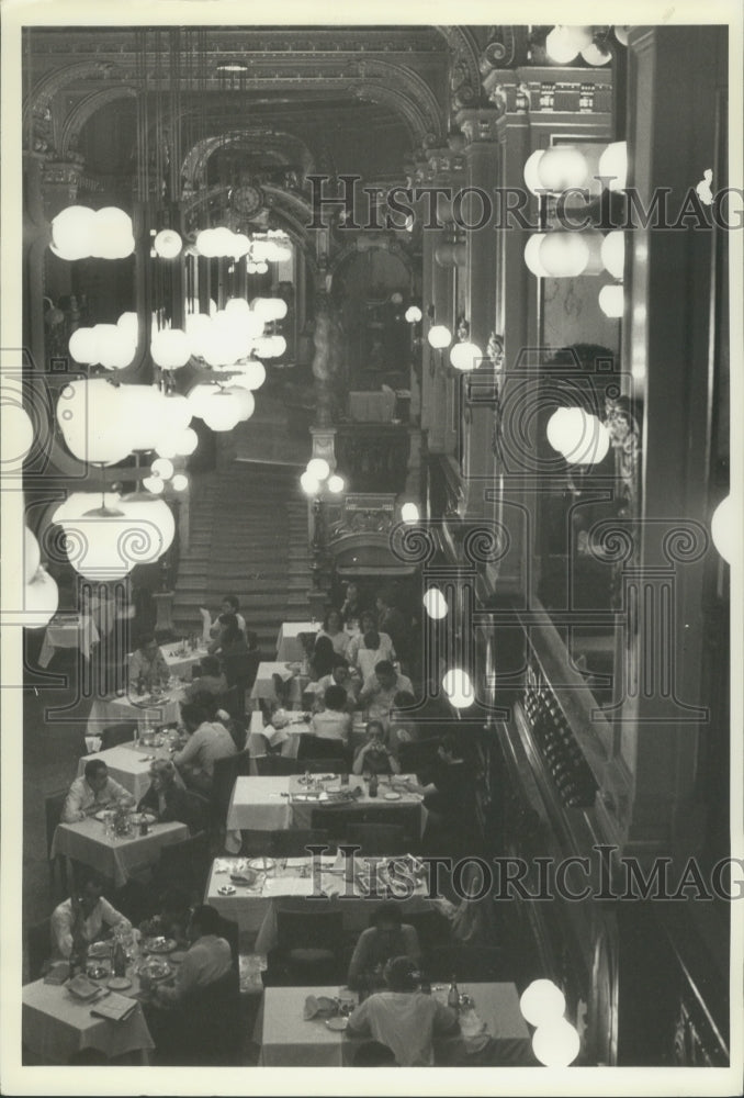 1983 Press Photo Hungary Budapest, Inside Elegant Cafe- Historic Images