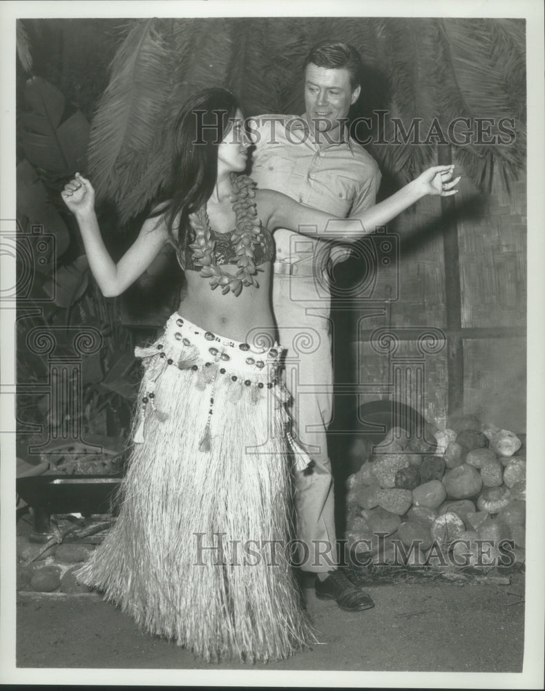 1966 Press Photo Roger Smith with Pamela Woolman in Warner Brothers Navy comedy.- Historic Images