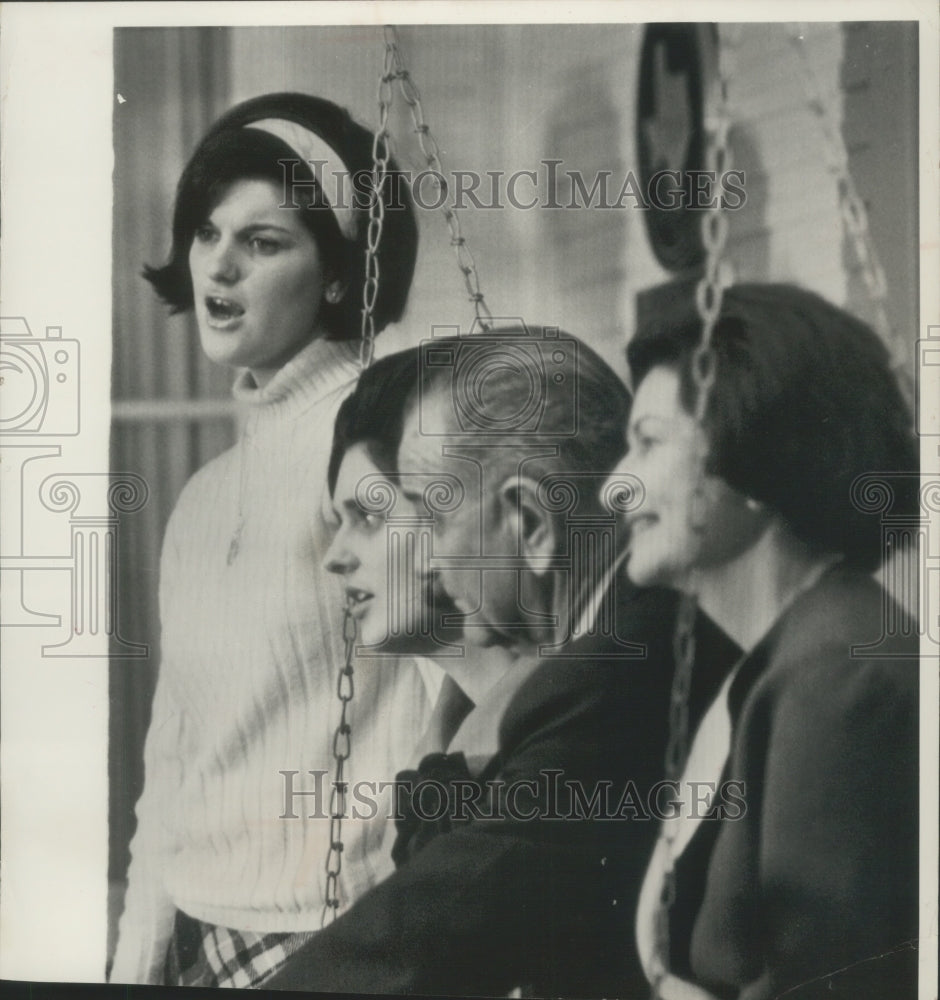 1965 Press Photo President Johnson and Family Watch Choirs at their Texas Ranch- Historic Images