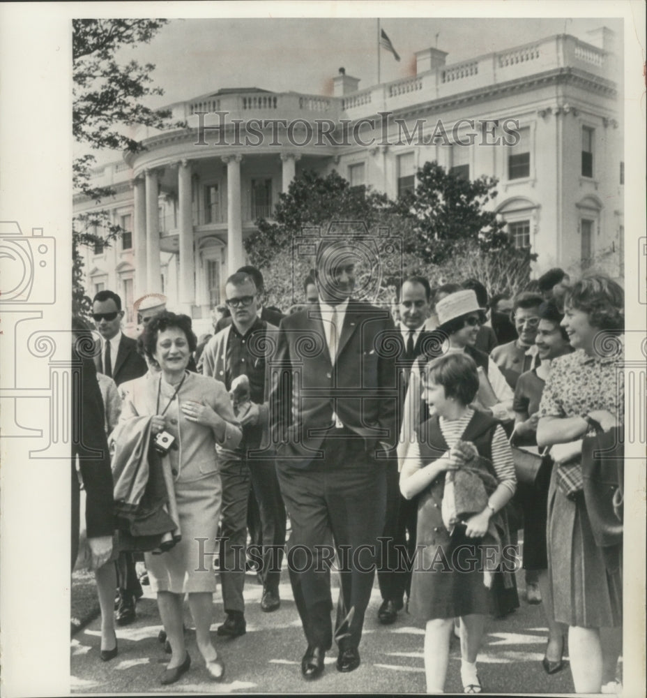 1964 Press Photo President Johnson and Sightseers at the White House - mjx48797- Historic Images