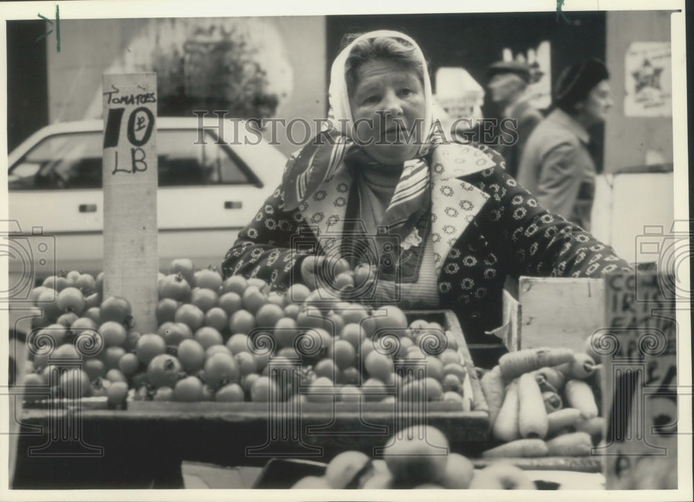 1988 Press Photo Vendors of Moore Street in Dublin, Ireland. - mjx48820- Historic Images