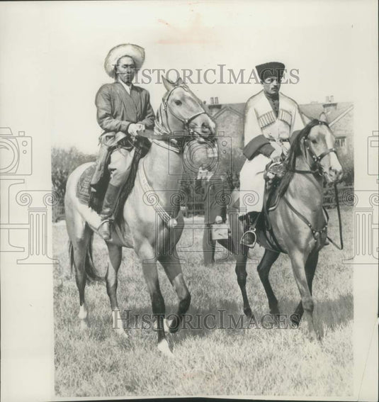 1956 Press Photo Two Russian Cossacks rode into Buckingham courtyard on horses.- Historic Images