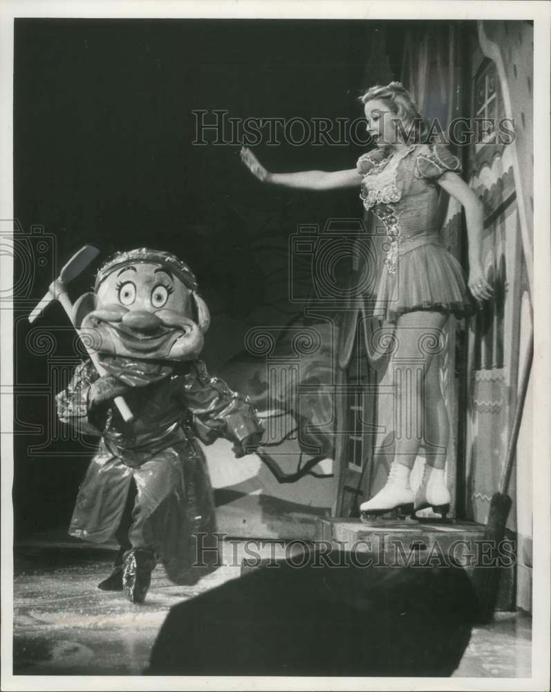 1959 Press Photo Ice Capades' with Snow White and Dopey.- Historic Images