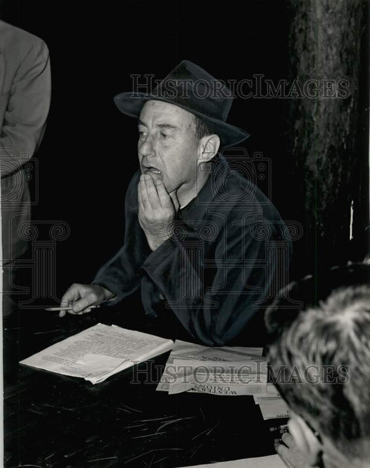 1932 Press Photo Governor Adlai Stevenson Speaking to Newsmen- Historic Images