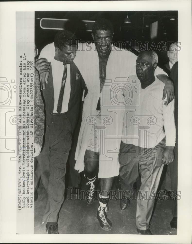 1967 Press Photo Defeated Heavyweight Boxer Ernie Terrell- Historic Images