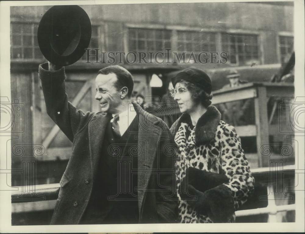 1932 Press Photo Theodore Roosevelt and his wife waving from pier to crowd.- Historic Images