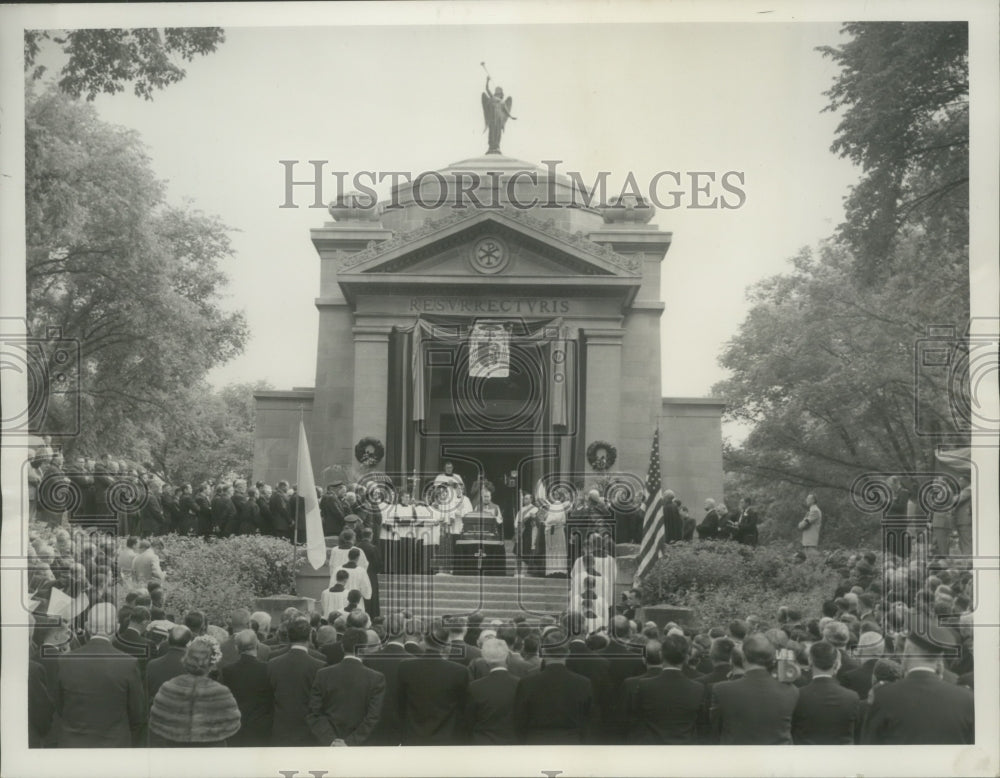 1958 Press Photo Funeral of Samuel Cardinal Stritch at Mount Carmel cemetery.- Historic Images