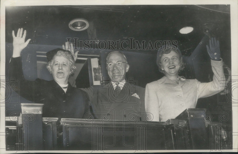 1960 Press Photo The Trumans waved from platform of President&#39;s special train.- Historic Images