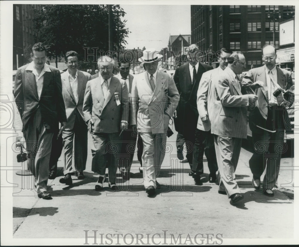 1954 Press Photo President Truman with Journal reporters in Milwaukee, Wisconsin- Historic Images