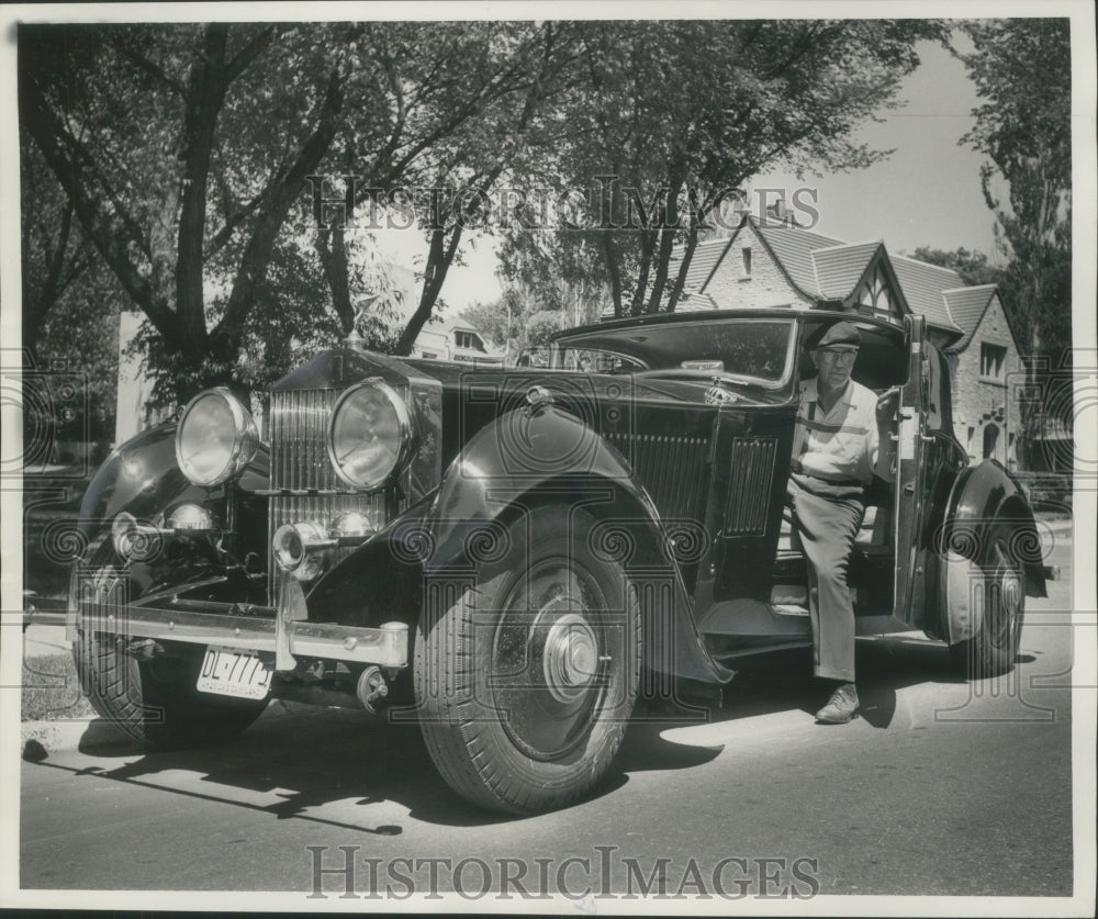 1957 Press Photo Arthur Seidenschwarts Exits his Rolls Royce Car- Historic Images