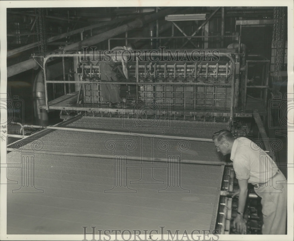 1957 Press Photo Heinie Hoffman, John Effa Tend Paper Machines, Kaukauna, WI- Historic Images