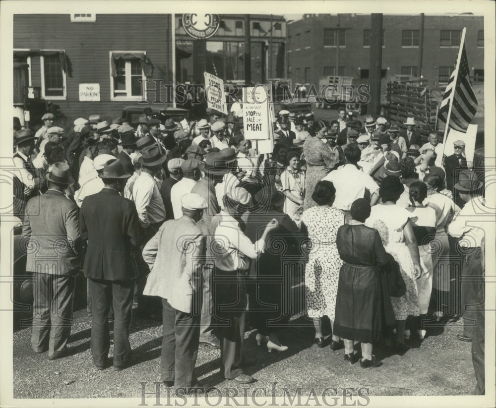 1935 Press Photo Workers on Strike Waving Signs- Historic Images