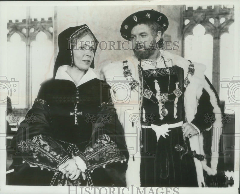 Load image into Gallery viewer, 1978 Press Photo John Stride &amp; Claire Bloom as King Henry VIII &amp; Queen Katharine
