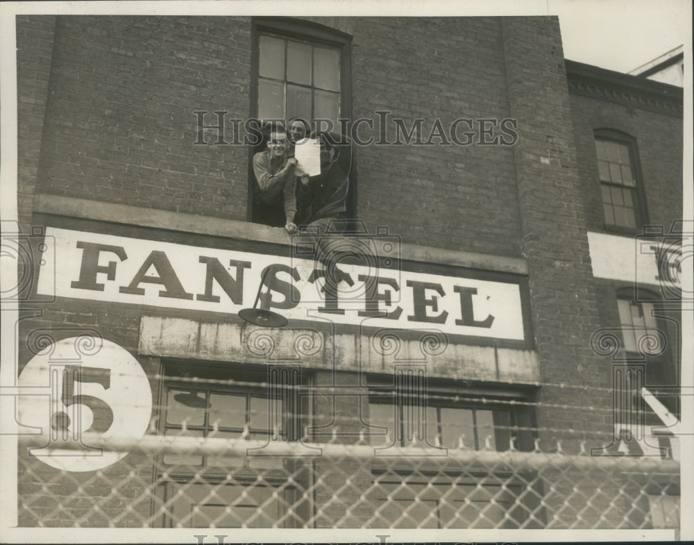 1937 Press Photo Sitdown Strikers at Fansteel Metallurgical Corporation- Historic Images