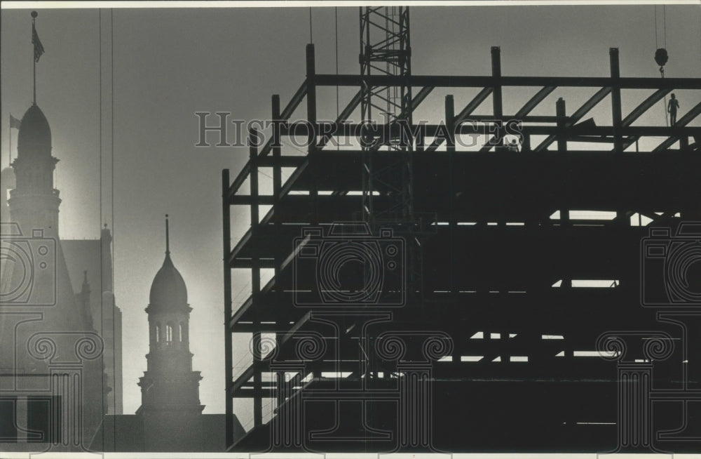 1990 Press Photo Construction on Building in Downtown Milwaukee, Wisconsin- Historic Images