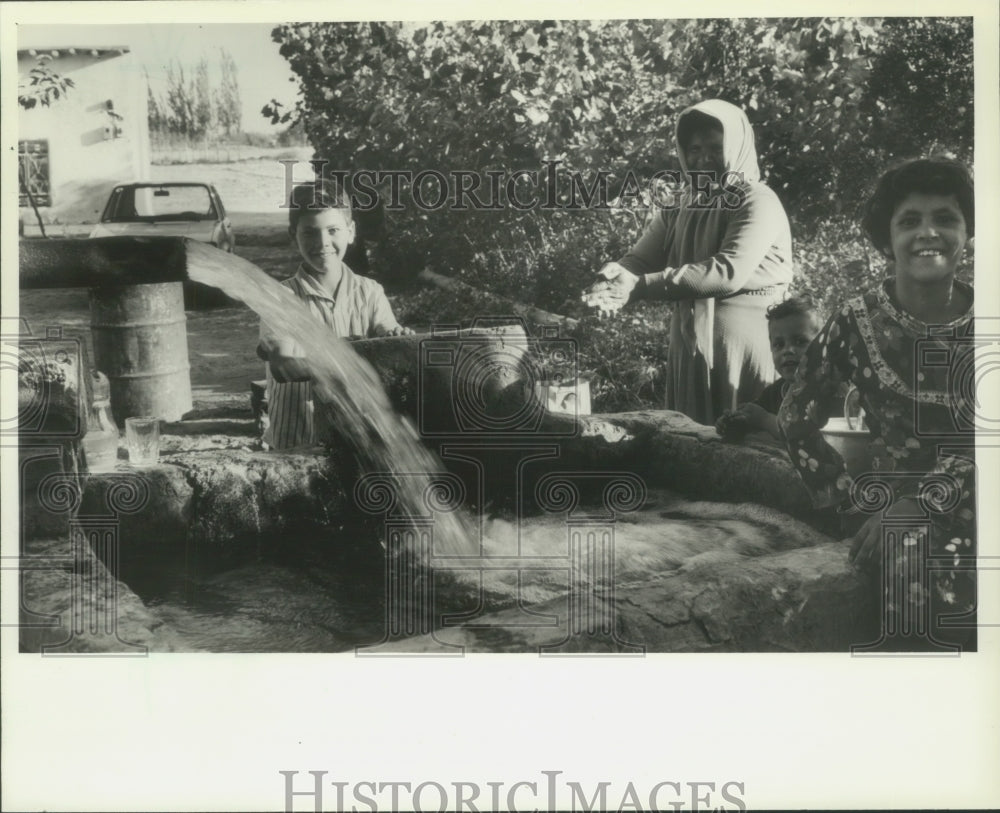 1983 Press Photo Syrian Family at Village Water Pump- Historic Images