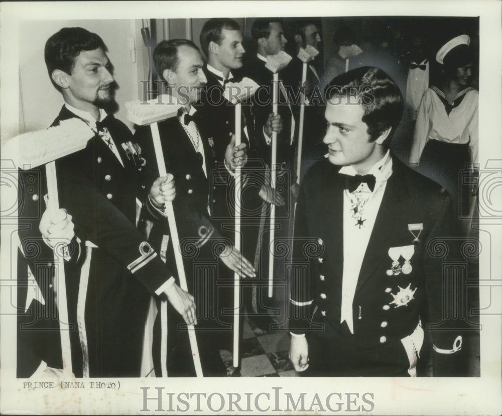 1968 Press Photo Swedish Crown Prince Carl Gustaf Reviews Swedish Naval Officers