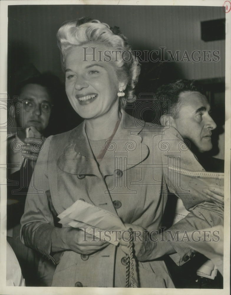 Load image into Gallery viewer, 1954 Press Photo Barbara Sears(Bobo) Rockefeller as she stopped over in Chicago
