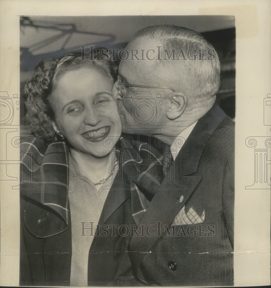 1948 Press Photo President Truman greet his daughter Margaret with a kiss- Historic Images