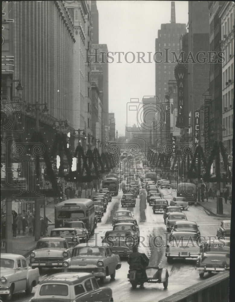 1956 Press Photo Christmas Traffic in Milwaukee, Wisconsin- Historic Images