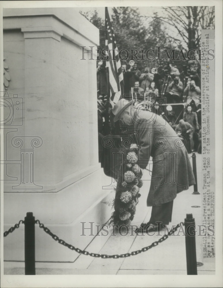 1945 Press Photo President Truman lays wreath at Tomb of the Unknown Soldier.- Historic Images