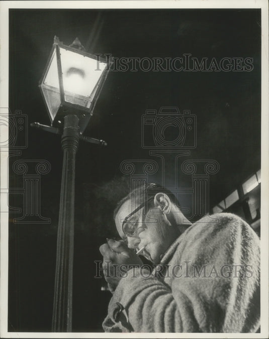 1964 Press Photo 19th century Holland gas lamps in use along Milwaukee street.- Historic Images