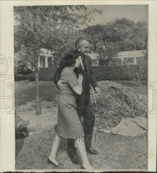 1964 Press Photo President and Mrs. Johnson Stroll around White House Lawn- Historic Images