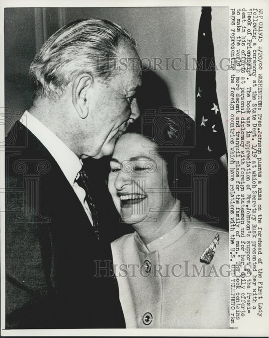 1968 Press Photo President Johnson Plants a Kiss On First Lady's Forehead- Historic Images