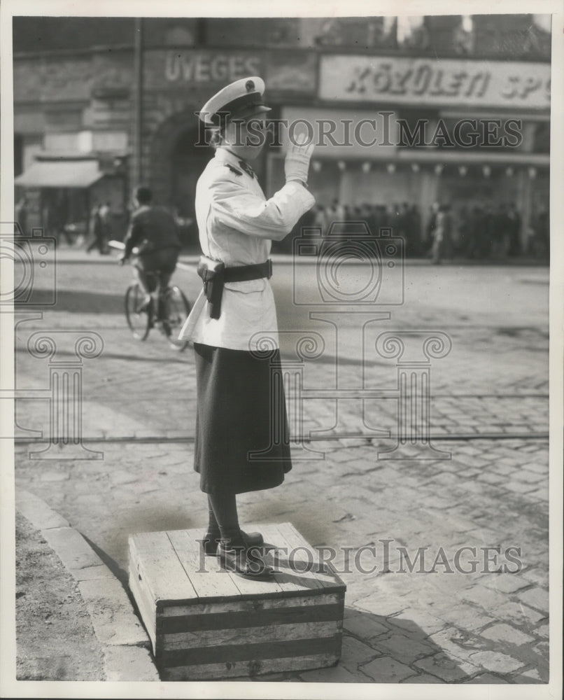 1958 Press Photo Policewoman directs traffic at downtown Budapest intersection
