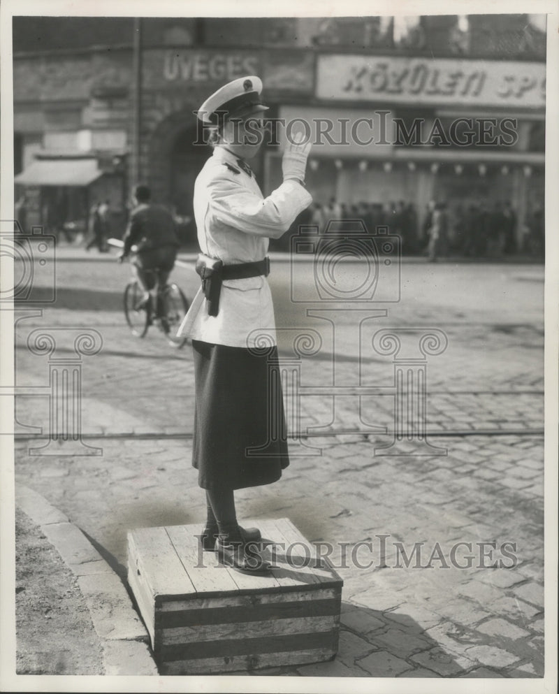 Load image into Gallery viewer, 1958 Press Photo Policewoman directs traffic at downtown Budapest intersection
