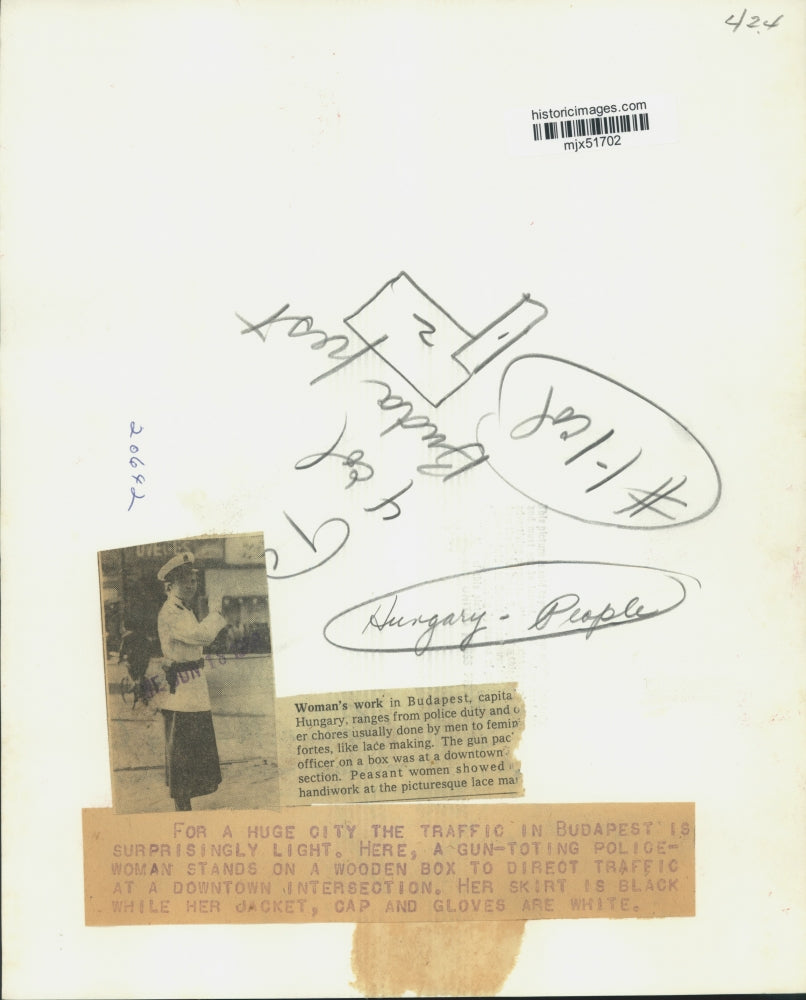 1958 Press Photo Policewoman directs traffic at downtown Budapest intersection